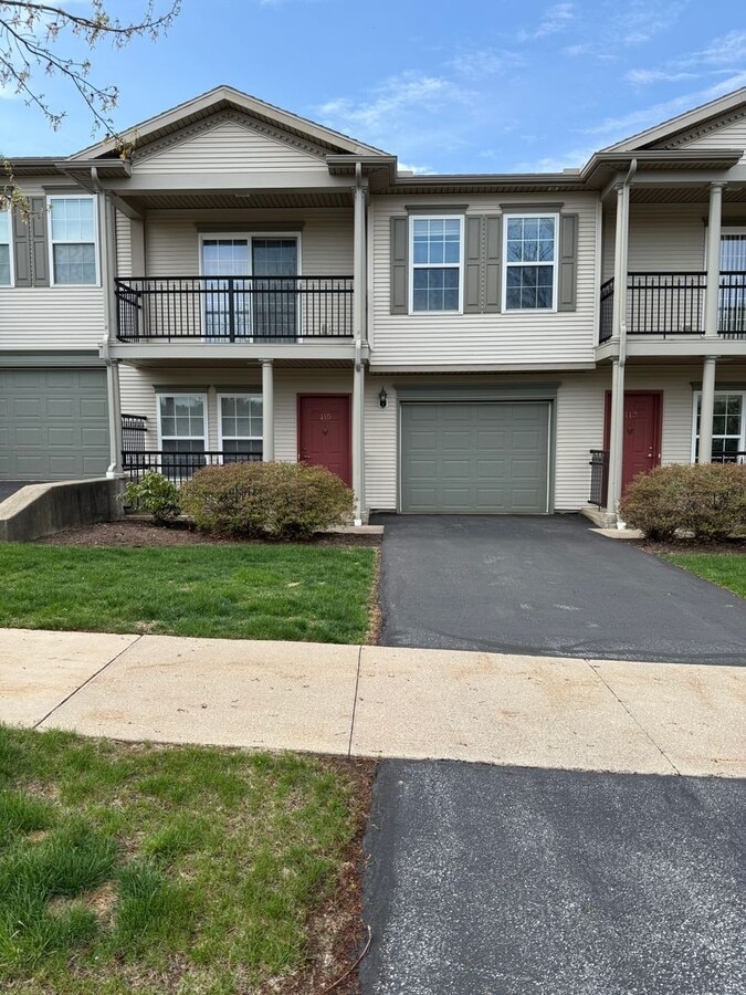 Beautiful Townhome in Homecoming Ridge with On-site Pool, Workout Facility and More - Beautiful Townhome in Homecoming Ridge with On-site Pool, Workout Facility and More