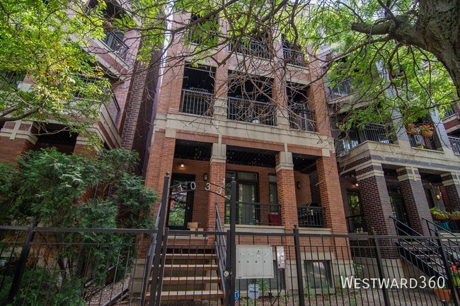 Building Photo - 1033 W Monroe St Unit 4