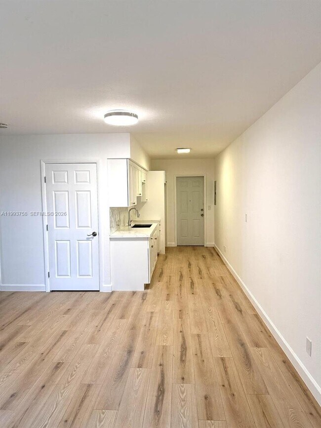 Photo - 640 SW 5th St Unidad 1