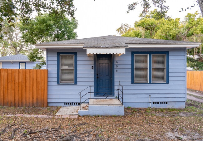 Photo - 606 Woodlawn St