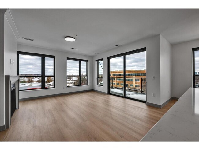 Photo - 640 Wisconsin Ave N Unidad 405