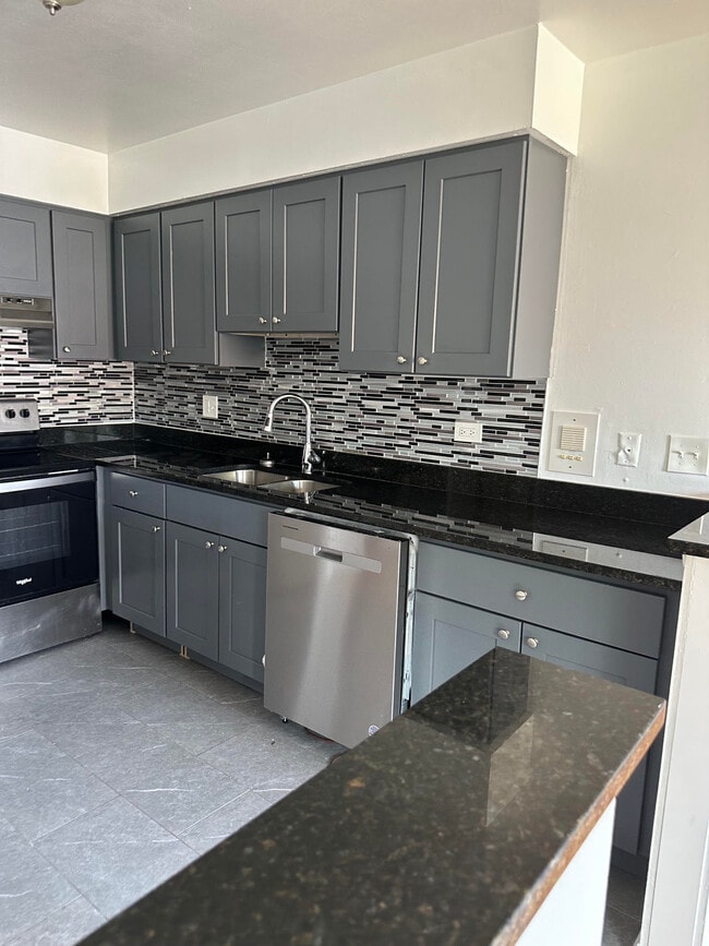 Photo - 1653 Oakwood Ave Unit TWO BEDROOMS - 2C