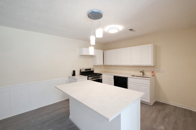 Photo - 85 Delmoor Dr NW