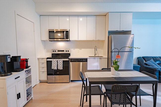 Photo - 859 The Queensway