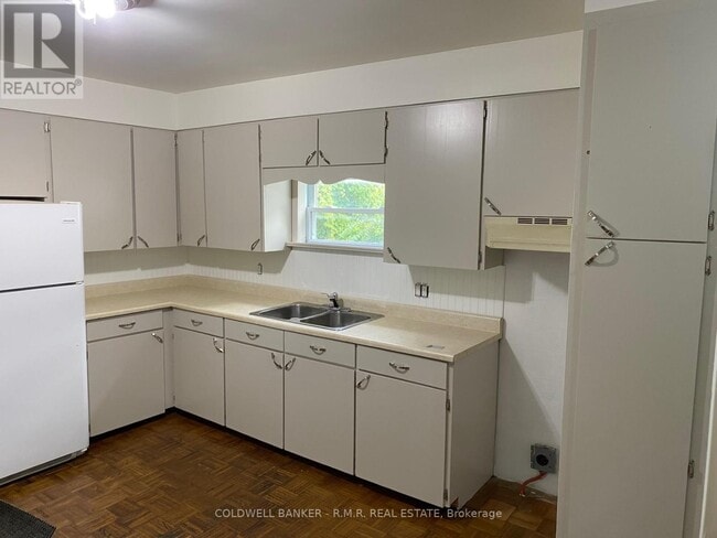 Photo - 348 University Ave W Unité A