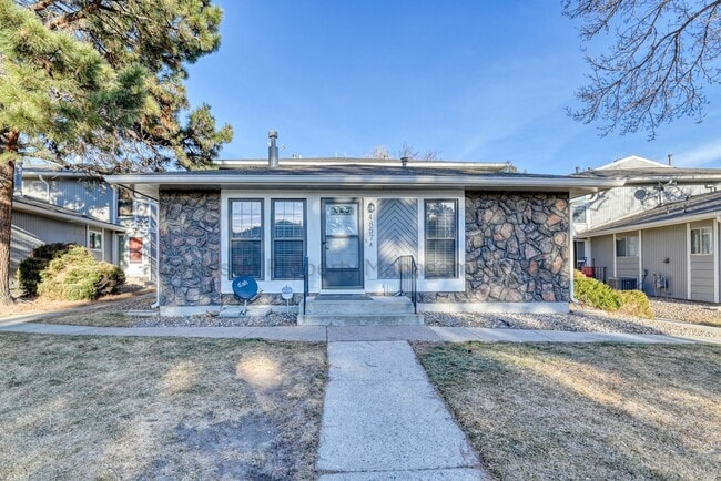 Building Photo - Cozy Updated 2 Bedroom Townhouse in Central Colorado Springs