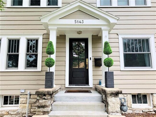 Building Photo - Large bright and clean Brookside home