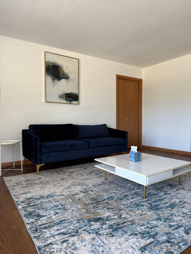 Large spacious living room - 9118 W Grantosa Dr Unit 5