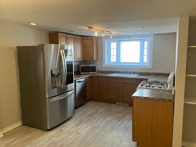 Kitchen - 1733 W Superior St Unit 1