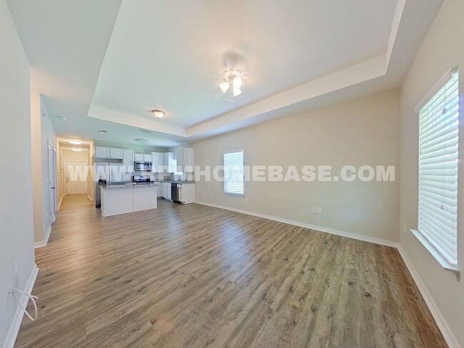 498 Lakeview St