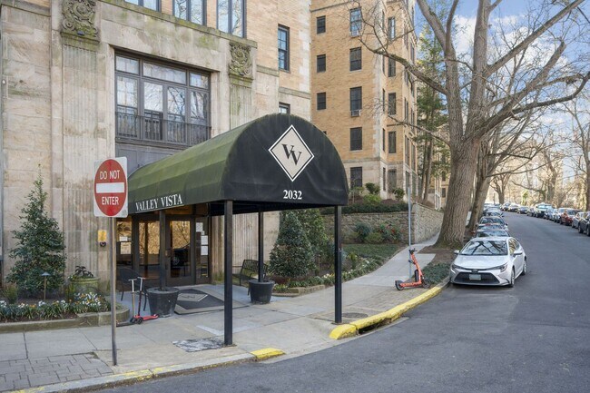 Photo - Beautiful, Lighted Filled Studio in Kalorama Heights!