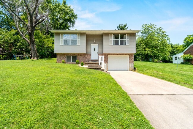 Three Bedroom House Close To Campus - Three Bedroom House Close To Campus