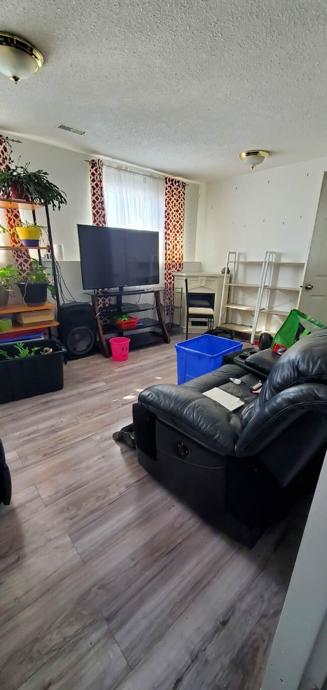 Building Photo - 4338-3004338 Hill Ave