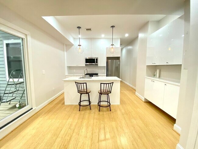 Photo - 258 W Broadway Unit 4