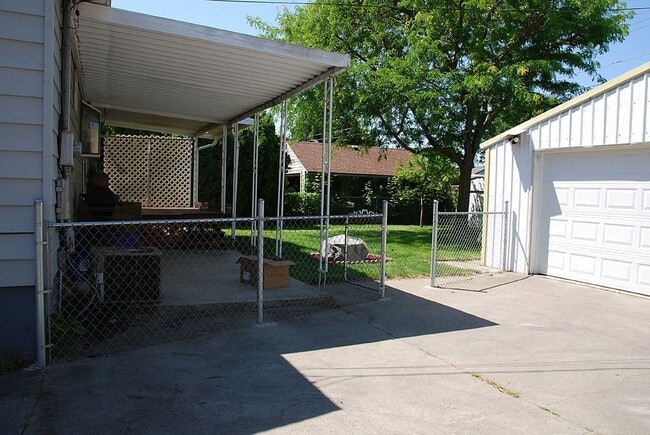 Photo - 2 Bed 1 Bath Northwest Rancher with large Garage