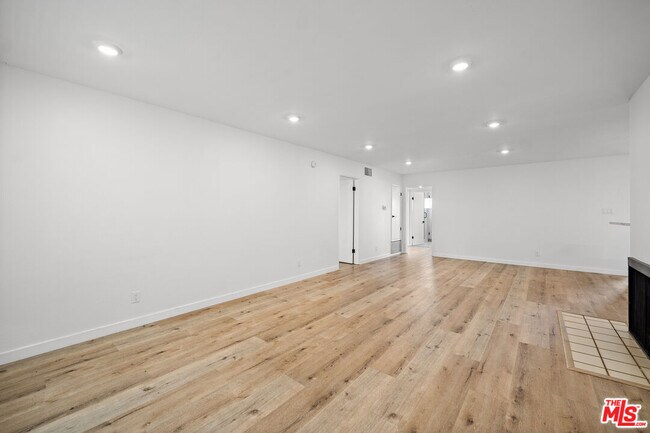 Photo - 1650 S Bentley Ave Unidad 302