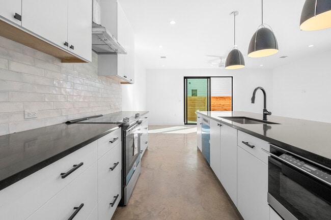 Photo - 2101 Thrasher Ln