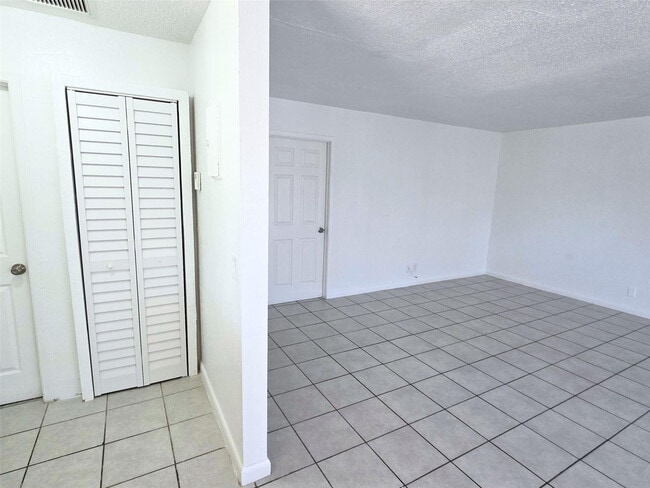 Photo - 928 S Federal Hwy Unidad 25