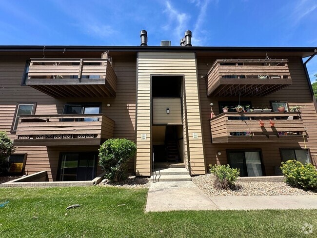 Building Photo - Location! Location! 2-bed 2-bath condo ove... Unit 204