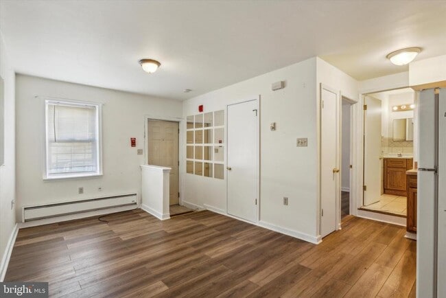 Building Photo - 2855 E Thompson St Unit REAR APT C
