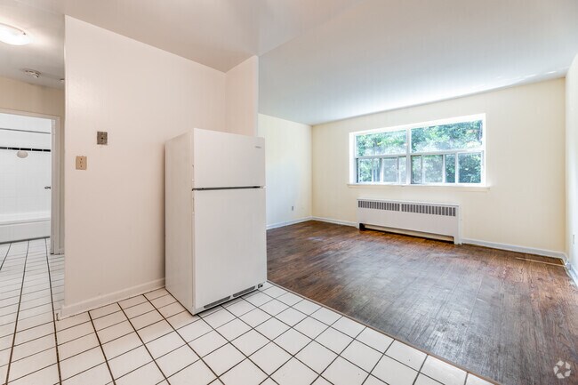 1BR, 1BA - 505SF - Living Room - 18 Seeley Drive