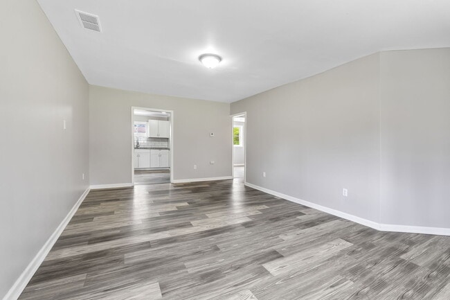 Photo - 1635 Elaine Rd