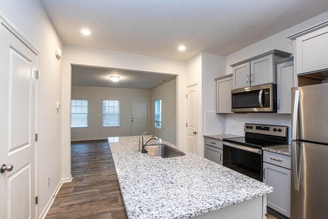 BEAUTIFUL 2 Bedroom Townhome in MIDLAND - AVAILABLE NOW
