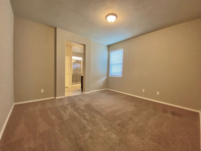 Photo - 7000 Napoleon Rd NE