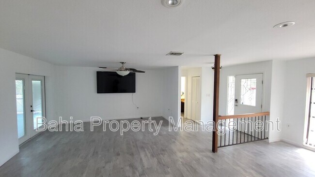 Photo - 215 Meadowcross Dr