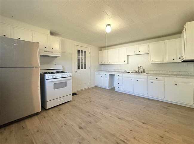 Photo - 408 Oak St