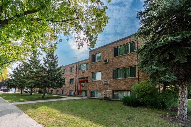 Fargo, ND Woodland Apartments | Exterior