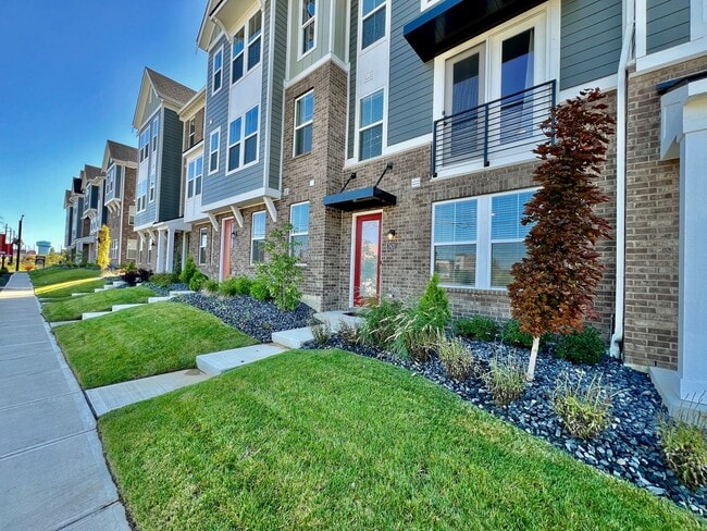 Building Photo - Central, luxury townhome in the heart of L...