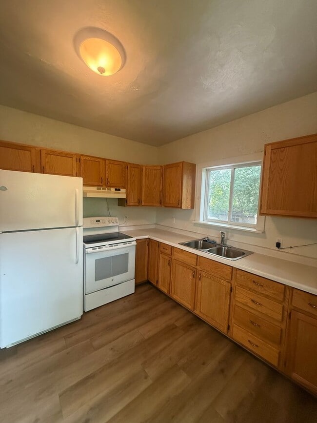 Building Photo - 1205 S Webster Ave Unit 1205 Webster Lower