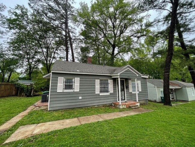 Building Photo - Charming & Fully Refreshed 2BR/1BA Near the University District – Move-In Ready!