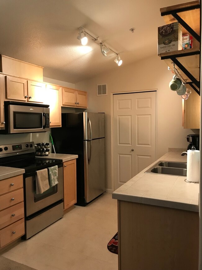 Building Photo - 730 NW 185th Ave Unit 303