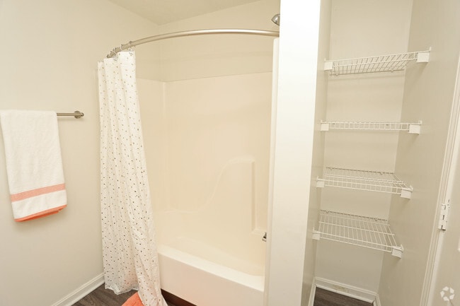 2HAB, 2BA - 1,015 ft² - Baño - Lakeview Apartments