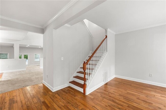 Photo - 980 Violet St SE