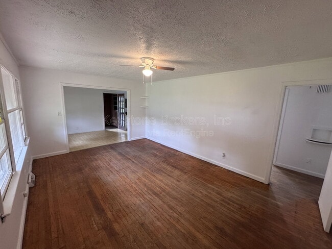 Photo - 2106 Knightsbridge Rd