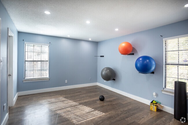 2 BR, 2 BA - 1040SF