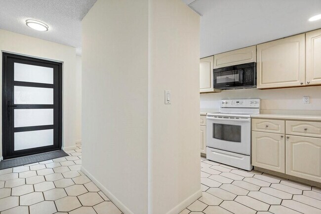 Photo - 2707 NE 14th Street Causeway Unit 305