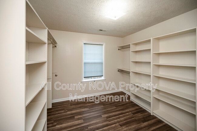 Building Photo - 610 Kensington Dr