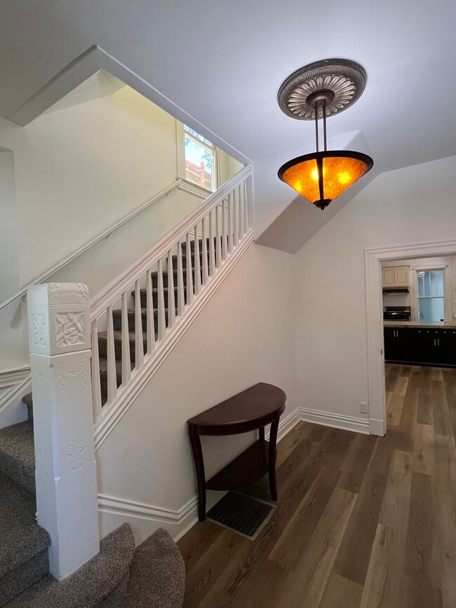 Photo - BEAUTIFUL 4+ BEDROOM VICTORIAN!!