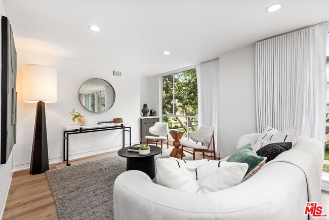 Photo - 301 Rexford Dr Unit 4