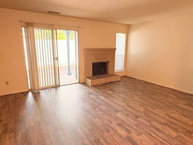 Building Photo - 2 WEEKS FREE RENT November Special - 3 bed...