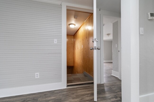 Building Photo - 7 Central St