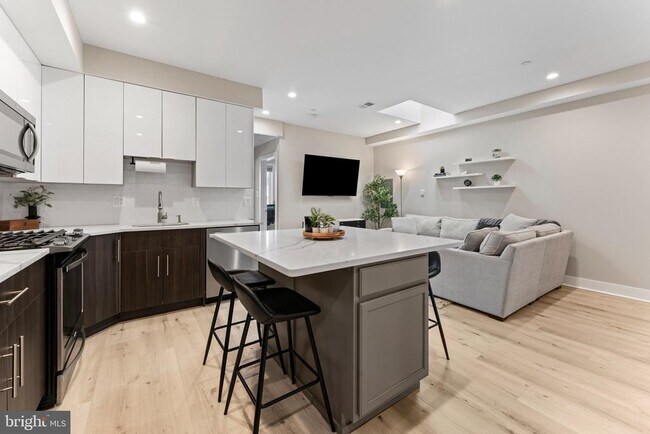 Photo - 818 Kennedy St NW Unidad 9