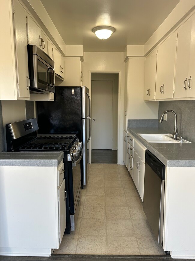 Building Photo - 1333 S Bundy Dr Unit 9