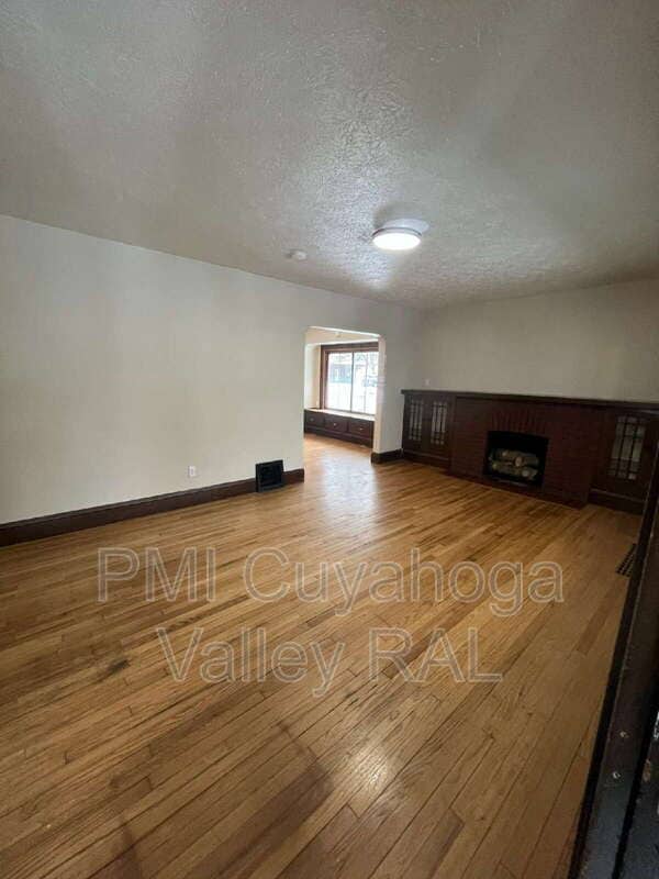 Photo - 165 Colony Crescent