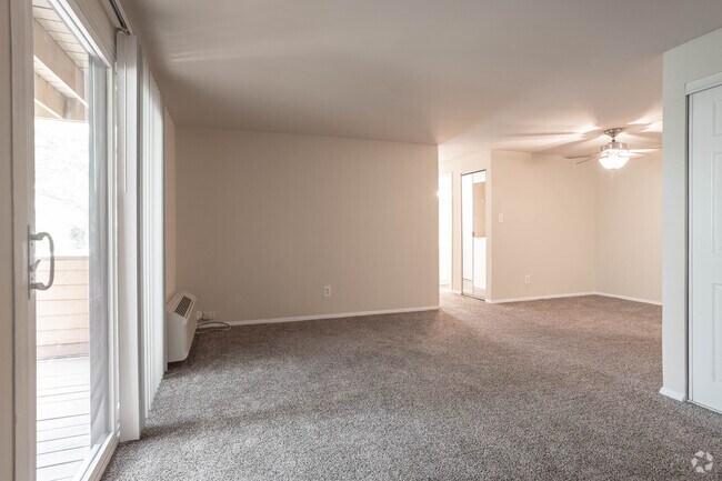 2BR, 1BA - 798SF