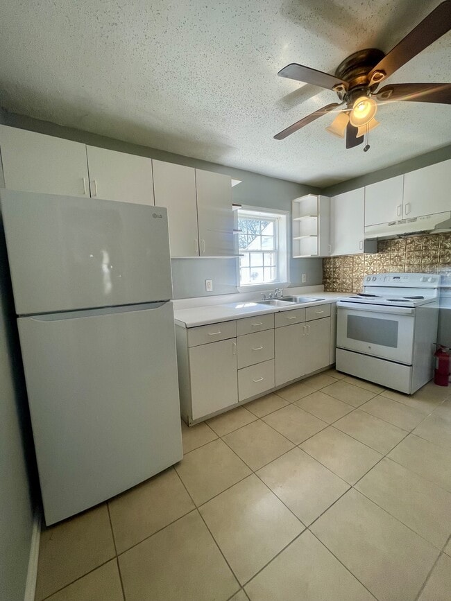 Photo - 708 W Henderson Dr